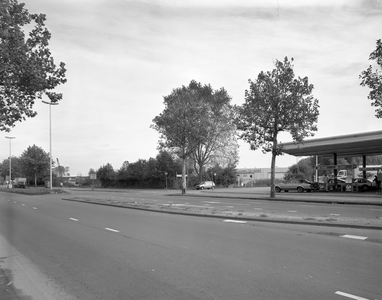 809515 Gezicht op de Cartesiusweg te Utrecht, met rechts het B.P. benzinestation op de hoek met de Locomotiefstraat.